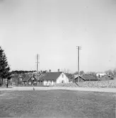 Bebyggelsevy från Våxtorp. Längs vägen, som åt höger i bild går till Örkelljunga, står telefonstolpar.