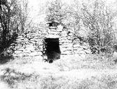 Maltkölna i Fågelsång, Våxtorp. Ekonomibyggnad av sten för rökning och torkning av malt. Byggår 1860, restaurerad 1967.