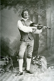 August Bondeson i folkdräkt från mellersta Halland, så som han uppträdde på soaré med fiol.