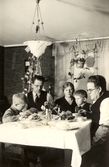 Familjen Redin vid fikabordet i USA, 1930-tal