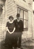 Far och dotter framför hus i Minnesota, 1920-tal