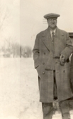 Edvin Redin i rock och hatt i vintrigt Minnesota, 1932