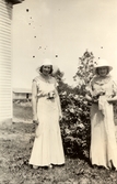 Två systrar, tärna och brud, på bröllop i Minnesota, 1933-06-24