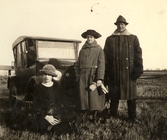Familjen Redin framför bilen i Minnesota 1920-tal