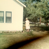 Hanna Redin utanför sitt hus, ca 1969