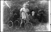 Flicka med trehjuling