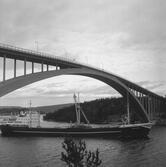 Fartyget Belkarin vid Sandöbron

