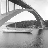 Fartyget Ernst De Buhr vid Sandöbron

