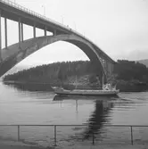 Fartyget Hannes Knüppel vid Sandöbron

