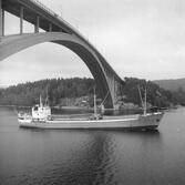 Fartyget Heinrich S vid Sandöbron

