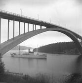 Fartyget Inger vid Sandöbron

