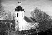 Stigsjö kyrka från sydväst. Ritning av Per Hagmansson (son till Daniel Hagman). Vitputsad stenkyrka med torn. Invändigt tunnvälvt tak. Inredning från omkring 1800 bevarad. Orgelfasad från 1821, nytt orgelverk 1916.