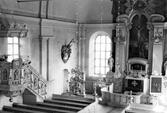 Häggdånger kyrka. Altaruppsättning och nummertavla är tillverkade av Per Westman 1789. Predikstolen är tillverkad av Måns Gran.