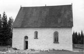 Högsjö gamla kyrka. Foto efter 1937 när vapenhuset revs. Sannolikt är bilden tagen sedan kyrkan fått nytt tak och nya fönster. 