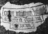 Detalj av inskription på latin i Söndrums kyrka som påträffades i valvet ovanför predikstolen. Texten är skriven över tre inramade rader.