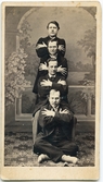 Porträtt på en grupp män. Mannen längst ner är Janne Alm någon av männen är Carl Gillberg.