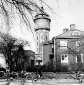 Hus framför Norra vattentornet, 1960-tal