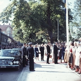 Kung Gustav VI Adolf och landshövding Valter Åhman anländer till invigningen av Länsmuseet, 1963-09-07