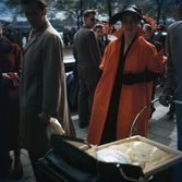Kvinna i orange kappa, 1952
