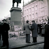 Försäljning av tavlor vid Engelbrektsstatyn på Hindersmässan, 1953