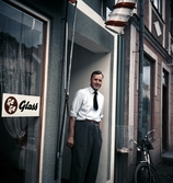 Affärsinnehavaren utanför Konditori Polkagrisen, 1954-1959
