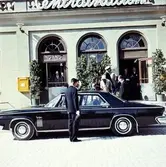 Kungaparet får blommor vid Centralstationen i Örebro, 1963