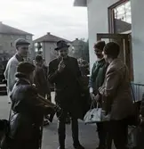 Nils Linnman med sällskap på Södra station, ca 1960