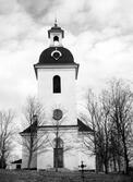 Högsjö kyrka, exteriör. Kyrkan invigdes 1789. Byggmästaren var Simon Geting från Sundsvall efter ritningar av Per Hagmansson bosatt i Sundsvall. Bildhuggaren till en del inredning är Pehr Westman från Hemsön. Predikstolen och altaruppsättningen i den nyklassicistiska stilen är Olof Hofréns arbete. Orgel tillverkades av J.G. Ek från Härnösand. 