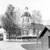Högsjö kyrka, 1960-tal. Kyrkan invigdes 1789. Byggmästaren var Simon Geting från Sundsvall efter ritningar av Per Hagmansson bosatt i Sundsvall. Bildhuggaren till en del inredning är Pehr Westman från Hemsön. Predikstolen och altaruppsättningen i den nyklassicistiska stilen är Olof Hofréns arbete. Orgel tillverkades av J.G. Ek från Härnösand. Olof Hofrén fick i uppdrag att måla, ornera och förgylla orgelfasaden. Altartavlan föreställande korset på Golgatan är en målning av Sven Linnborg från början av 1900-talet.