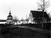 Skogs kyrka i Ångermanland vid E4 ca 1 mil norr om Sandöbron är medeltida med rektangulär grundplan och rakslutet kor. Experter hävdar att uppförandet påbörjades vid slutet av 1200-talet. Klockstapeln är av sk bottnisk typ, uppförd under1700-talet. Den mindre är daterad 1350-1400-talet. Inredningen bär vittnesbörd om traktens verksamma konsthantverkare. Predikstolen i senbarock, skuren av Christian Kramm. Altaruppsatsen i kraftig rokoko utförd 1783 av Jon Göransson/Westman. Målad och förgylld 1786 av mäster  Wagenius från Sundsvall. Korfönstret signerat Bengt Hamrén insatt vid restaureringen 1935. Triumfkrucifix från 1300-talet. Dopfunten i kalksten är från 1300-talet medan ljusstaken därintill är från 1400-talet. Kyrkans äldre inventarier, Madonna från omkring 1300, ett altarskåp från början på 1500 talet och en S:t Mikaelsbild från 1300-talet är deponerade på Länsmuseet Västernorrland.