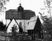 Kyrkan är till sina äldsta delar från 1200-talet och bestod från början av litet långhus med rakt avslutat lägre kor. Under slutet av 1400-talet slopades koret och långhuset förlängdes. Samtidigt tillkom det ännu bevarade vapenhuset. En brand 1773 i klockstapeln spred sig till kyrkans höga sadeltak som sedan ersattes av ett brutet tak med valmade taknockar. Mitt på taket uppsattes en klockbock försedd med ljudluckor och avslutad med en lökkupol. På denna är fästad en takryttare med flöjeln från den gamla klockstapeln med dess tillkomstår 1730. Den uppåt avsmalnande innerporten med sin smidesornamentik och dörrkläpp av bysantinsk utformning är den äldsta i Ångermanland (1200-tal). Omkring 1500 försågs innertaket med stjärnvalv, vilka dekorerades med målningar i Tierpskolans stil. Fönstren förstorades på 1750-talet. Inredningen präglas av 1600- och 1700-talen, då även de båda över varandra placerade läktarna byggdes. År 1854 ersattes den gamla kyrkan av en ny.