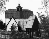 Kyrkan är till sina äldsta delar från 1200-talet och bestod från början av litet långhus med rakt avslutat lägre kor. Under slutet av 1400-talet slopades koret och långhuset förlängdes. Samtidigt tillkom det ännu bevarade vapenhuset. En brand 1773 i klockstapeln spred sig till kyrkans höga sadeltak som sedan ersattes av ett brutet tak med valmade taknockar. Mitt på taket uppsattes en klockbock försedd med ljudluckor och avslutad med en lökkupol. På denna är fästad en takryttare med flöjeln från den gamla klockstapeln med dess tillkomstår 1730. Den uppåt avsmalnande innerporten med sin smidesornamentik och dörrkläpp av bysantinsk utformning är den äldsta i Ångermanland (1200-tal). Omkring 1500 försågs innertaket med stjärnvalv, vilka dekorerades med målningar i Tierpskolans stil. Fönstren förstorades på 1750-talet. Inredningen präglas av 1600- och 1700-talen, då även de båda över varandra placerade läktarna byggdes. År 1854 ersattes den gamla kyrkan av en ny.