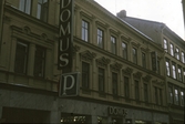Skylt visar till Domus parkering, efter 1963