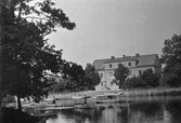 Båtar på Svartån mellan slottsparken och Karolinska läroverket, 1899 före