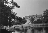 Båtar på Svartån mellan slottsparken och Karolinska läroverket, 1899 före