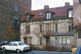 Bil framför trähus, efter 1973