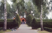 Besökare utanför Längbro kyrka, 1960-tal