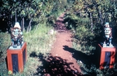 Statyetter på pelare i Kinaparken  1960-TAL.