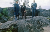 Tre besökare vid Jättegryta i Sveafallen, 1960-tal