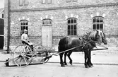 Man på hästdragen gatusopare, 1910-tal