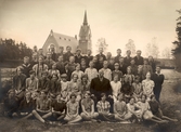 Prosten K A Waldén med skolklass vid Längbro kyrka, 1920-tal