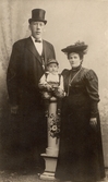 Par med litet barn, ca 1900