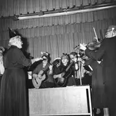 Kvinnor spelar gitarr, 1940-tal