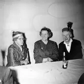 Tre äldre damer i olika huvudbonader, 1940-tal