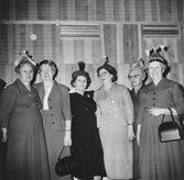 Damer i olika huvudbonader, 1940-tal