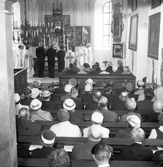 Ceremoni vid altaret i Ödeby kyrka, 1950-tal