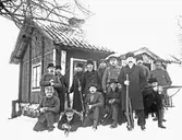 Skyttar framför stuga, 1920-tal