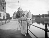 Kvinna på bro, 1920-tal