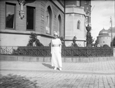 Kvinna utanför Sparbanken, 1920-tal
