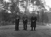 Män utanför skyttepaviljongen, 1920-tal
